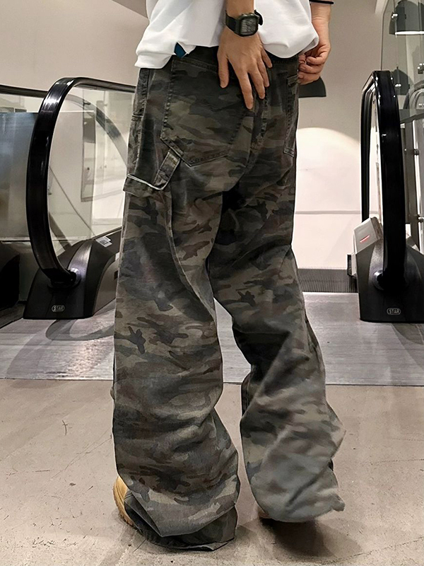 Lose Herrenjeans mit Camo-Print-4
