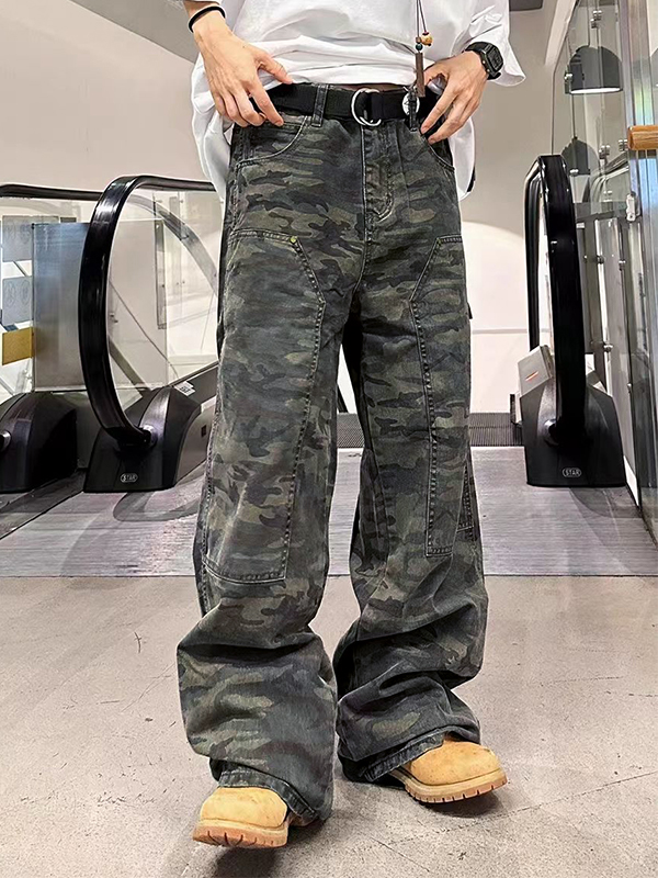 Lose Herrenjeans mit Camo-Print-5
